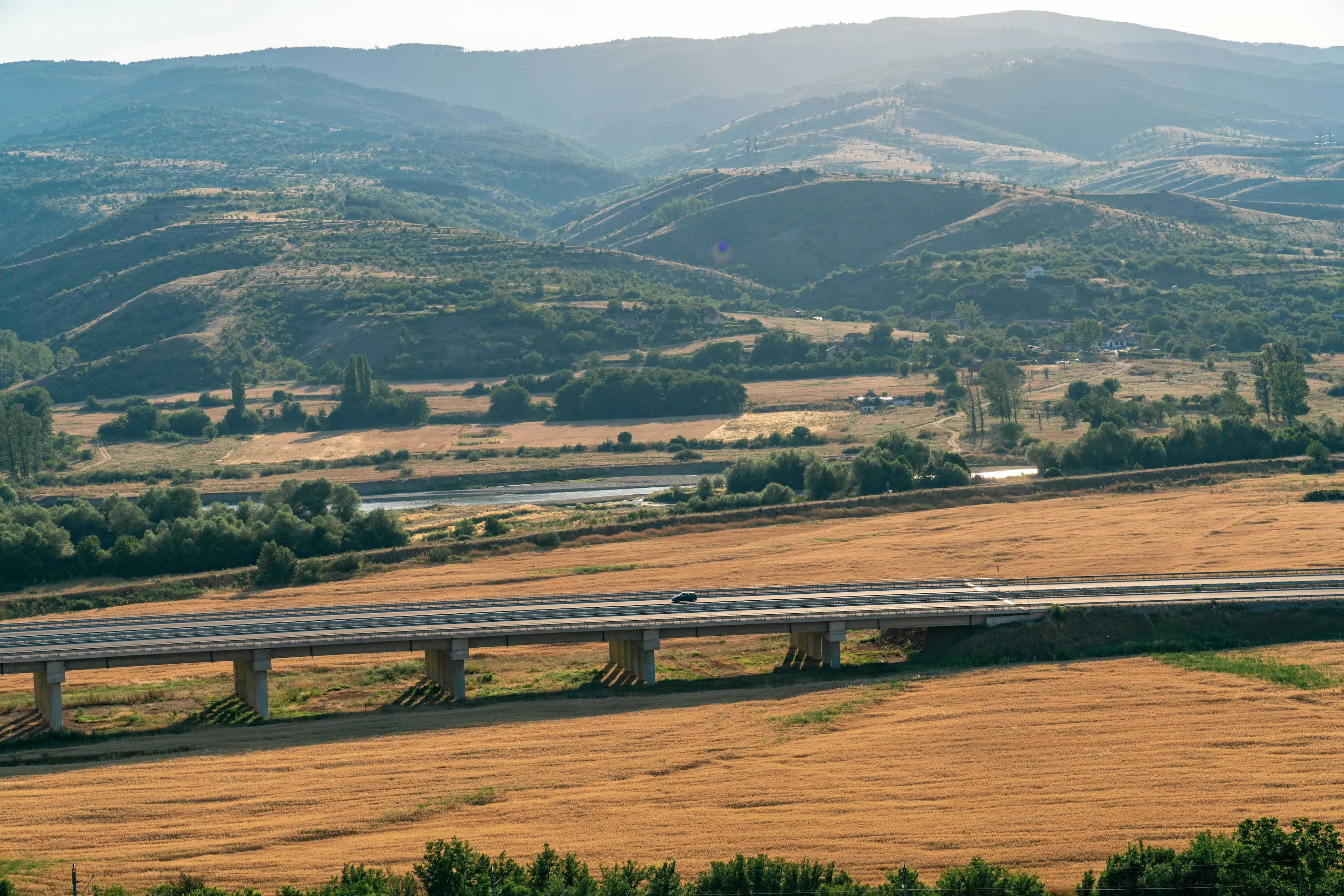 Widok na autostradę położoną w górzystym obszarze gdzieś w Europie